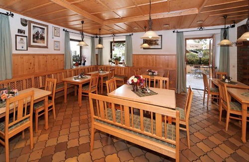 Neureichenau Hotel | Comfortable Stay at Gasthaus "Zur Einkehr" with Dining & Pets