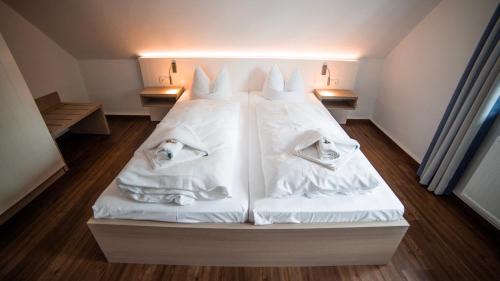 Greifswald Hotel | Discover Gasthaus Zur Fähre: Oceanfront Escape with Dining