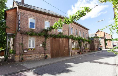 Braunweiler Hotel | Cozy Gasthaus zur Linde: Family-Friendly with Hot Tub