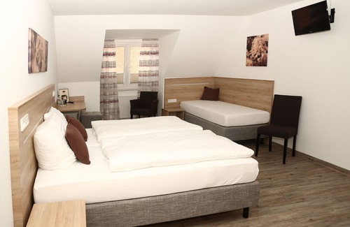 Dombuehl House | Guest Rated: 9.8 at Gasthaus zur Linde with Breakfast & Dining