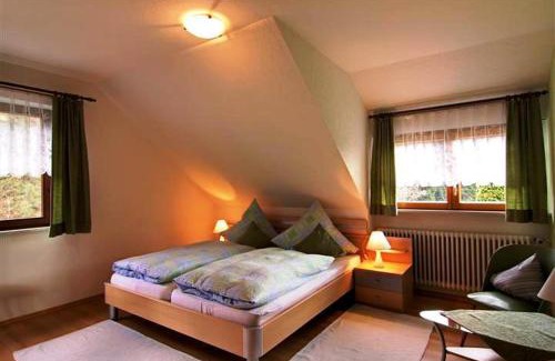 Oberharmersbach Hotel | Discover Gasthaus Zur Linde: Pet-Friendly Retreat with Dining
