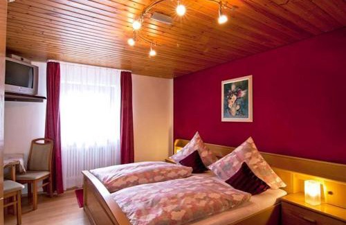 Oberharmersbach Hotel | Discover Gasthaus Zur Linde: Pet-Friendly Retreat with Dining