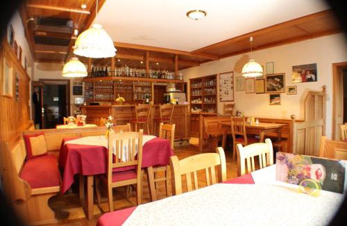 Furth an der Triesting House | Welcoming Gasthof zur Bruthenne with Hot Tub & Breakfast