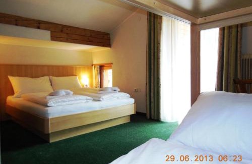 Saalbach-Hinterglemm Bed & Breakfast | Gasthof Alpensport: Enjoy Poolside Relaxation & Joker Card