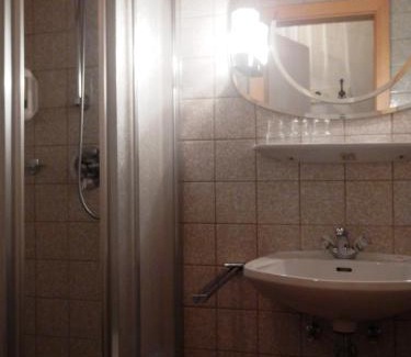 Saalbach-Hinterglemm Bed & Breakfast | Gasthof Alpensport: Enjoy Poolside Relaxation & Joker Card