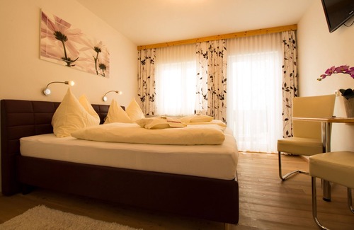 Russbach am Pass Gschuett Hotel | Discover Gasthof Waldwirt: Spa, Family-Friendly Retreat