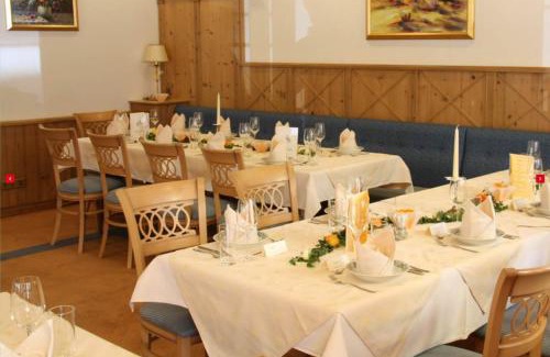 Sankt Martin bei Lofer Hotel | Exceptional Stay at Gasthof Bad Hochmoos with Pool & Hot Tub