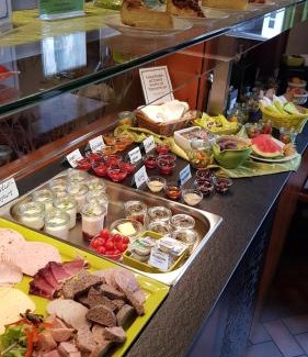 Allersberg House | Pet-Friendly Gasthof Endres with Great Amenities Await!