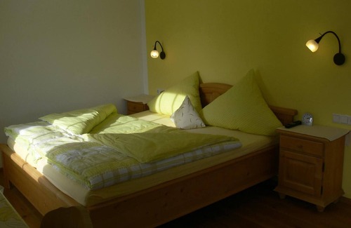 Haidgau House | Cozy Gasthof Engel: Family-Friendly with Restaurant & Breakfast