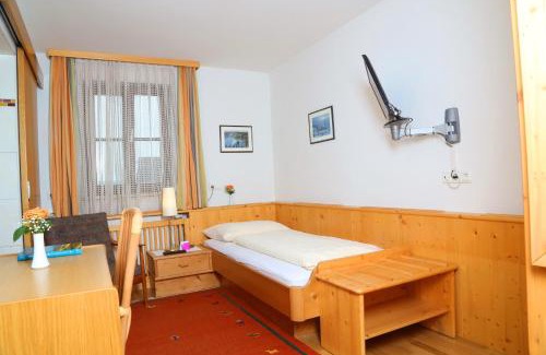 Gmunden House | Discover Gasthof Engelhof: Guest-Favorite with Breakfast