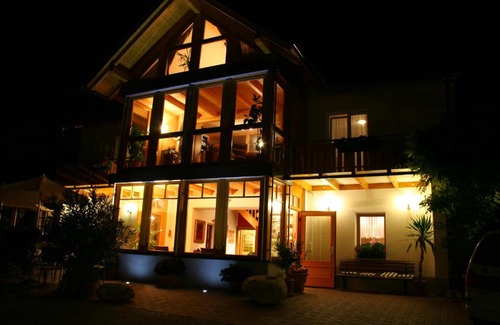 Schiefling am See House | Gasthof Ferm: Beachfront Relaxation with Top Guest Ratings