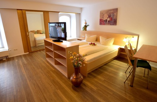 Dettelbach Hotel | Discover Comfort at Gasthof Grüner Baum with Family-Friendly Amenities