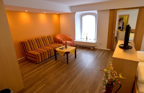 Dettelbach Hotel | Discover Comfort at Gasthof Grüner Baum with Family-Friendly Amenities