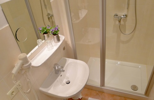 Dettelbach Hotel | Discover Comfort at Gasthof Grüner Baum with Family-Friendly Amenities