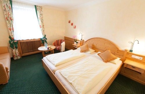 Furstenfeldbruck District Hotel | Gasthof Hartl Zum Unterwirt: Pet-Friendly Retreat Awaits