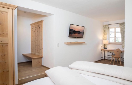 Brixlegg Hotel | Top-Rated Gasthof Herrnhaus: Pet-Friendly & Family Welcoming