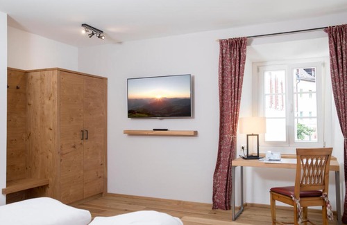 Brixlegg Hotel | Top-Rated Gasthof Herrnhaus: Pet-Friendly & Family Welcoming