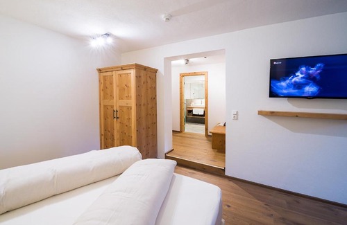 Brixlegg Hotel | Top-Rated Gasthof Herrnhaus: Pet-Friendly & Family Welcoming