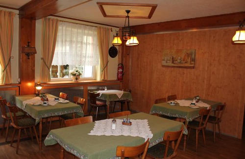 Heppenheim House | Pet-Friendly Gasthof Jäger with Breakfast & Restaurant Access