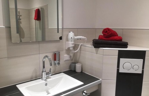 Sontra House | Pet-Friendly Gasthof Kirschtraum with Breakfast & Dining