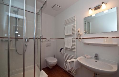 Isen Hotel | Discover Gasthof Klement: Family-Friendly with Top Ratings