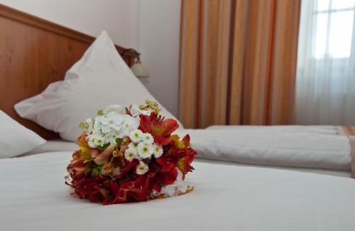 Isen Hotel | Discover Gasthof Klement: Family-Friendly with Top Ratings