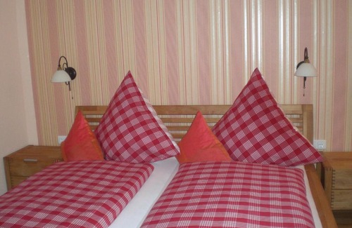 Schoenau an der Brend House | Discover Gasthof Krone: Pet-Friendly Retreat with Dining