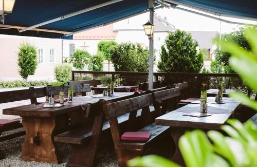 Adelschlag Hotel | Discover Gasthof Krone Ochsenfeld: Pet-Friendly Retreat