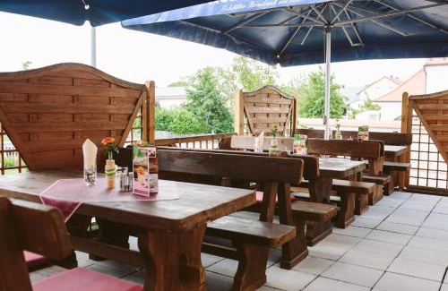 Adelschlag Hotel | Discover Gasthof Krone Ochsenfeld: Pet-Friendly Retreat