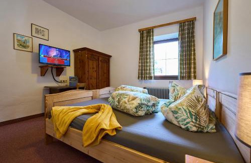Sankt Jodok om Brenner Hotel | Pet-Friendly Haven at Gasthof Lamm with Hot Tub & Breakfast