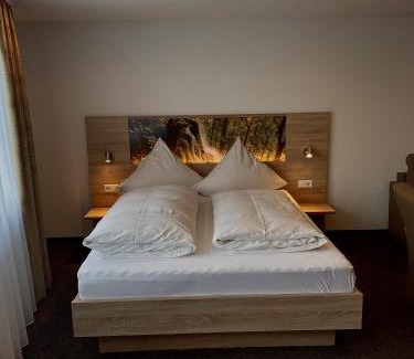 Grabenstetten Hotel | Pet-Friendly Gasthof Lamm with Breakfast & Dining Options