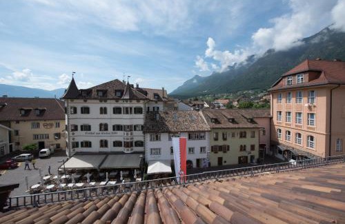 Caldaro Sulla Strada del Vino Hotel | Guest Rated 8.9: Gasthof Mondschein with Oceanfront Views