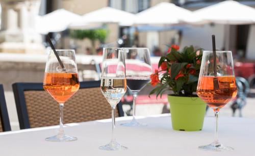 Caldaro Sulla Strada del Vino Hotel | Guest Rated 8.9: Gasthof Mondschein with Oceanfront Views