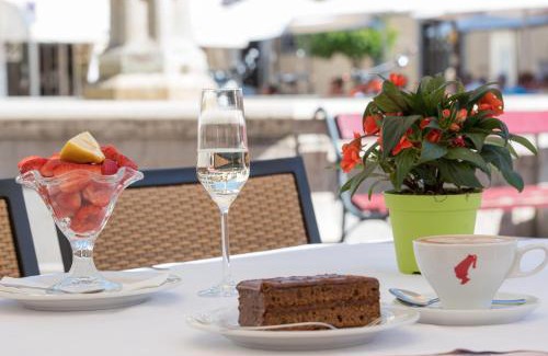 Caldaro Sulla Strada del Vino Hotel | Guest Rated 8.9: Gasthof Mondschein with Oceanfront Views