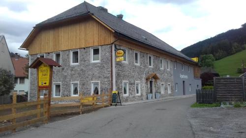 Stadl-Predlitz Apartment | Pet-Friendly Retreat at Gasthof Muster-Stüberl - Great Reviews!