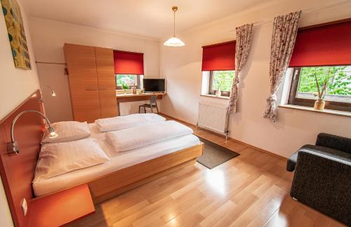 Steyr House | Pet-Friendly Getaway at Gasthof Pöchhacker with Breakfast