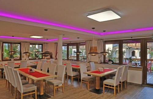 Radfeld House | Welcoming Gasthof Pension Alpenblick: Pet-Friendly Retreat