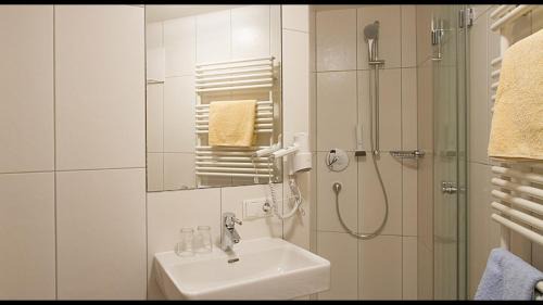 Radfeld House | Welcoming Gasthof Pension Alpenblick: Pet-Friendly Retreat