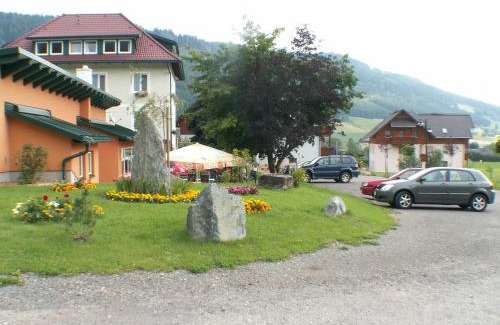 Gloednitz House | Pet-Friendly Gasthof-Pension Hochsteiner with Great Ratings