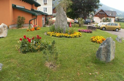 Gloednitz House | Pet-Friendly Gasthof-Pension Hochsteiner with Great Ratings