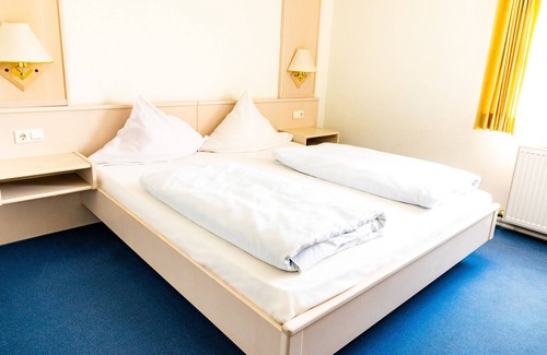 Denkendorf House | Cozy Gasthof Pension Post: Family-Friendly with Breakfast