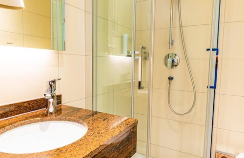 Denkendorf House | Cozy Gasthof Pension Post: Family-Friendly with Breakfast