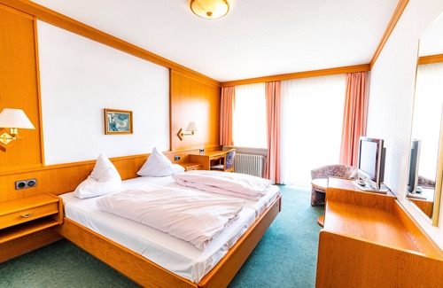 Denkendorf House | Cozy Gasthof Pension Post: Family-Friendly with Breakfast