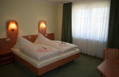 Groß Ernsthof Hotel | Pet Friendly Gasthof & Pension Zum Himmel - Rated 8.4/10