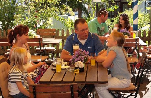 Rieden am Forggensee House | Pet-Friendly Getaway at Gasthof Rössle with Restaurant Access