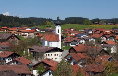Rieden am Forggensee House | Pet-Friendly Getaway at Gasthof Rössle with Restaurant Access