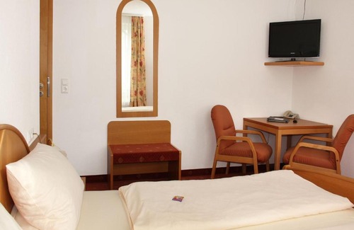 Vogtsburg Hotel | Cozy Gasthof Rössle: Pet-Friendly with Breakfast Included