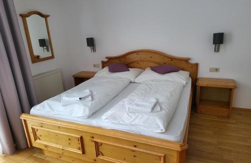 Scharnitz House | Cozy Gasthof Ramona: Pet-Friendly with Family Amenities
