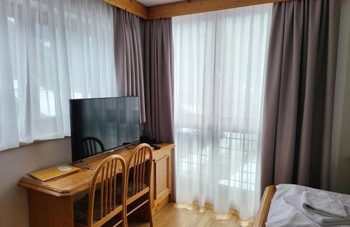 Scharnitz House | Cozy Gasthof Ramona: Pet-Friendly with Family Amenities