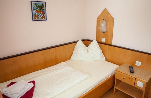 Langenzersdorf Hotel | Pet-Friendly Gasthof Roderich Hotel with Breakfast Included